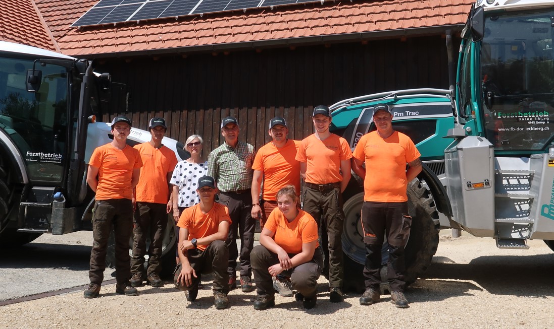 Das Team des Forstbetriebs Dorneckberg vor dem Forstwerkhof Gempen
